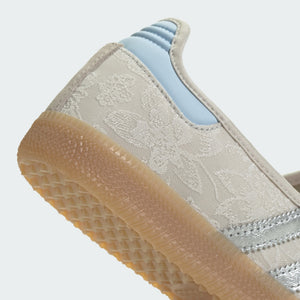 adidas Samba Jane i Perlehvid / Sølvmetallic / Kridhvid